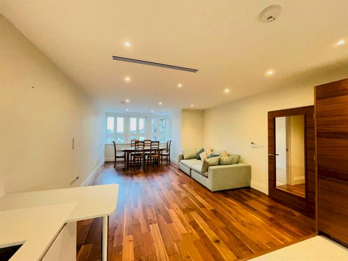 3 Bedroom Flat To Rent In Hurley Court, High Road, N12