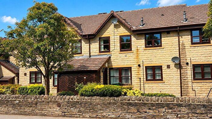 2 Bedroom Flat For Sale In Dunkhill Croft, Idle, Bradford, BD10
