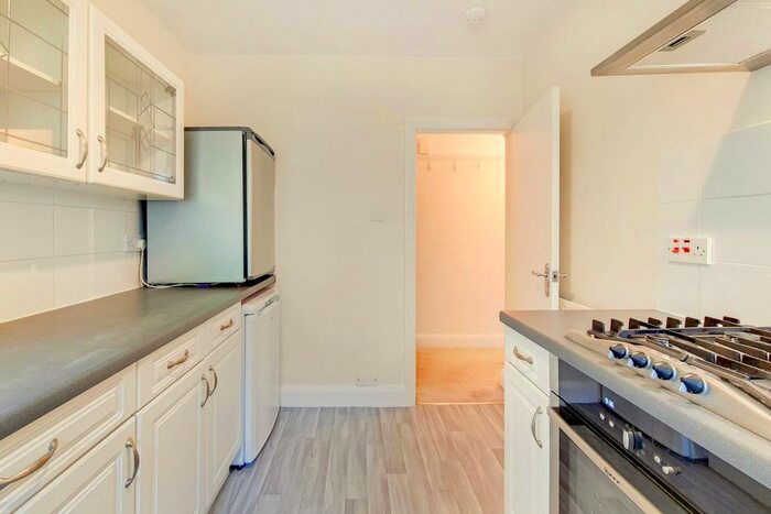 2 Bedroom Flat To Rent In Manor Road, Twickenham, TW2