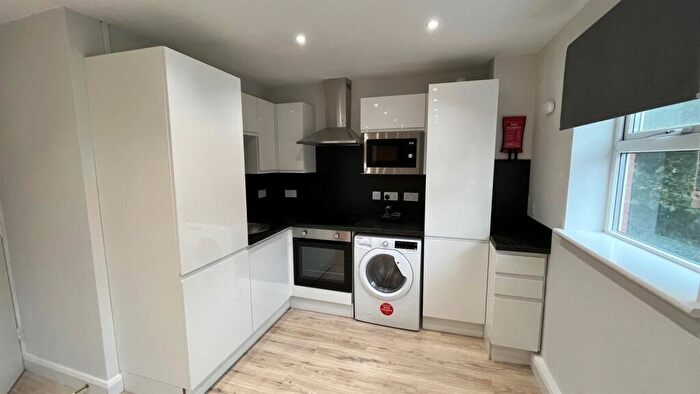 2 Bedroom Flat To Rent In Flat Headingley Rise, Welton Road, Leeds, LS6