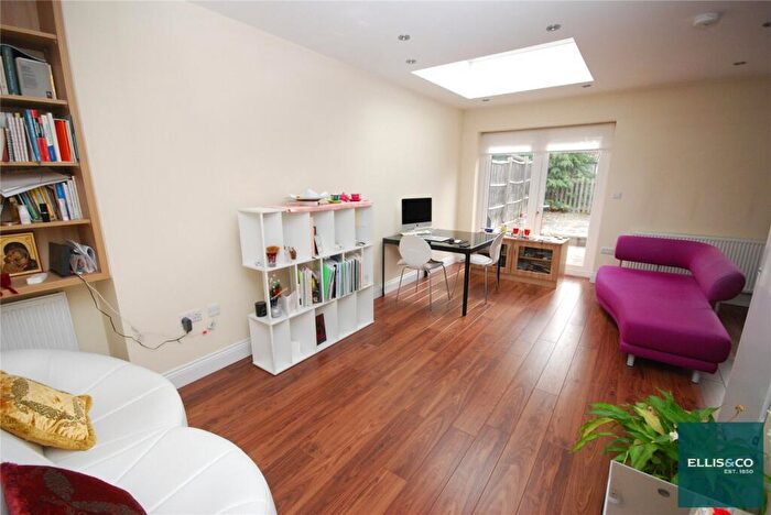 2 Bedroom Apartment To Rent In Montpelier Rise, Golders Green, NW11
