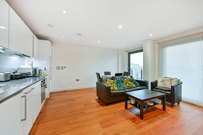 2 Bedroom Flat To Rent In High Street, Slough, SL1