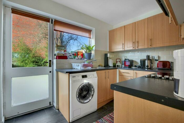 2 Bedroom Mews To Rent In Linnet Mews, London, SW12