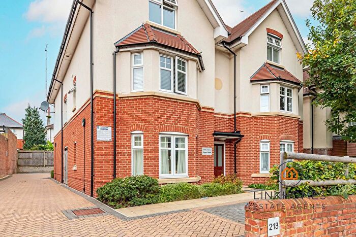 2 Bedroom Flat For Sale In Charminster Road, Bournemouth, BH8