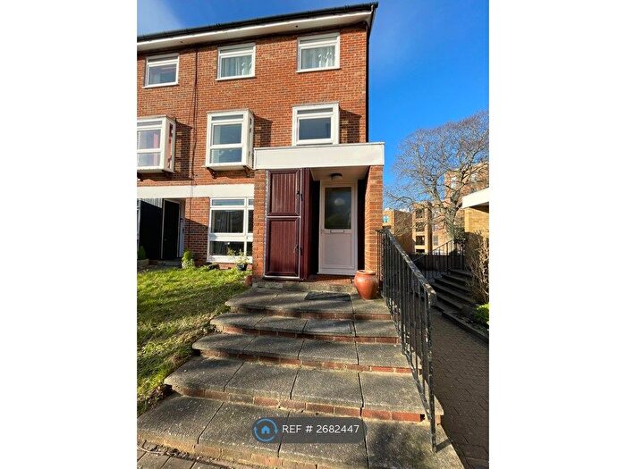 2 Bedroom Maisonette To Rent In Cotelands, East Croydon, CR0