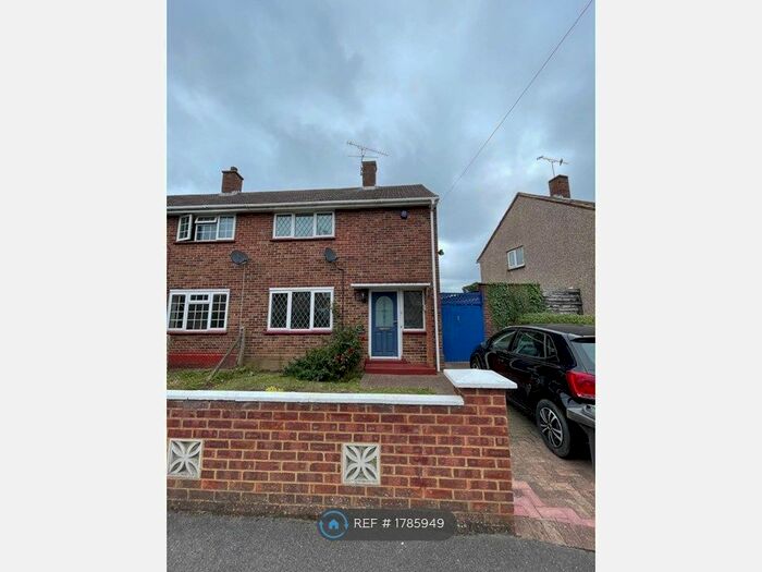 2 Bedroom Semi-Detached House To Rent In Knolton Way, Slough, SL2