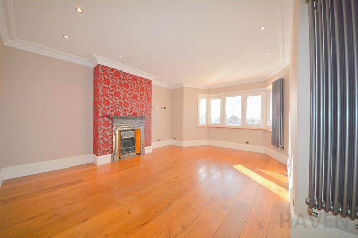 3 Bedroom Apartment To Rent In Hale Lane, Mill Hill, NW7