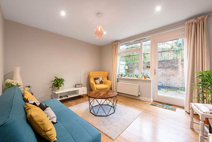 2 Bedroom Flat For Sale In York Road, New Barnet, Barnet, EN5