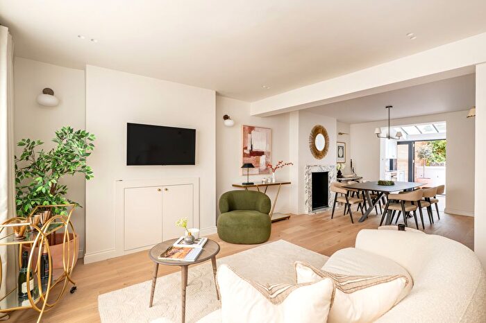 2 Bedroom Maisonette For Sale In Westbourne Park Road, London, W11