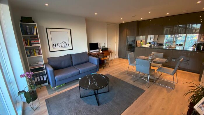 1 Bedroom Flat To Rent In Smithfield Square, London, N8