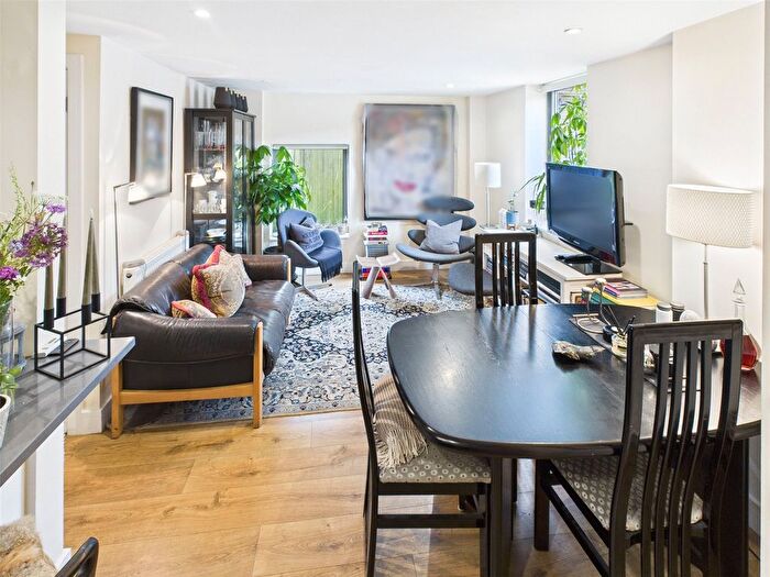 2 Bedroom Flat To Rent In Oak Lane, Twickenham, TW1