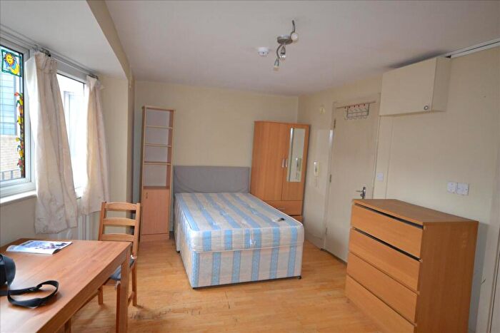 Studio To Rent In Station Road, London, NW4