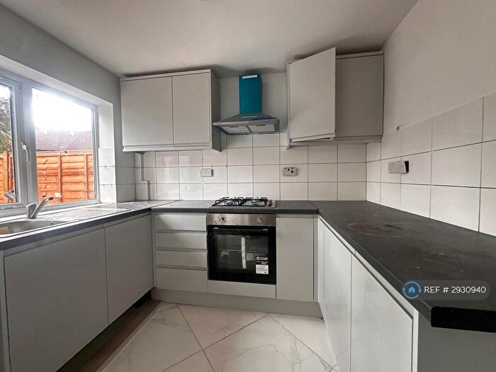 4 Bedroom Semi-Detached House To Rent In Chestnut Close, London, SE6