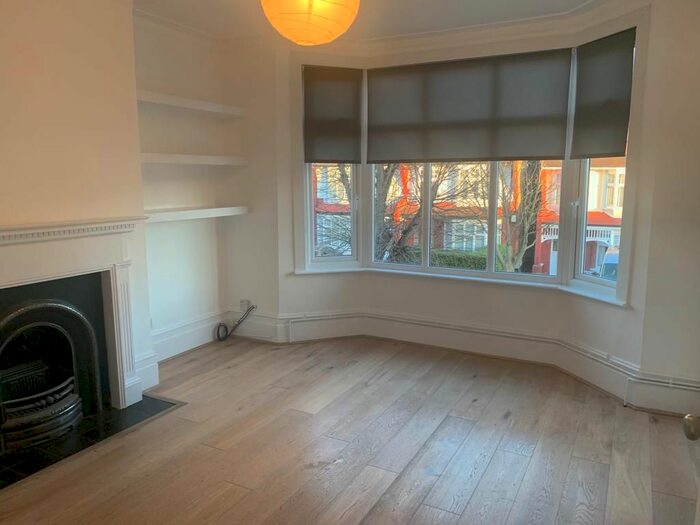4 Bedroom Flat To Rent In Caversham Avenue, Palmers Green, N13