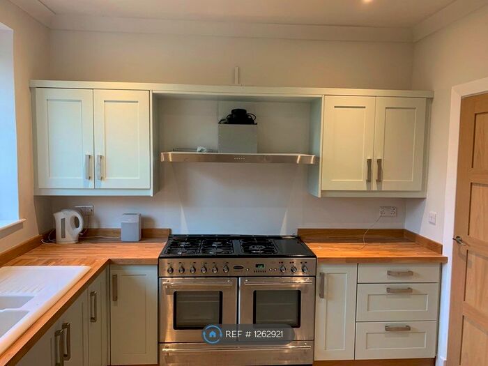 2 Bedroom Flat To Rent In Edgerton, Huddersfield HD1