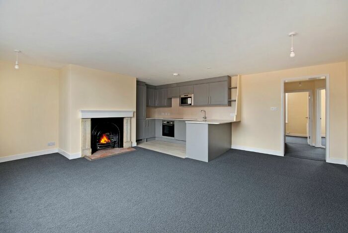 2 Bedroom Flat To Rent In High Street, Tenterden, Kent, TN30