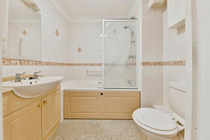 2 Bedroom Retirement Property For Sale In Paynes Park, Hitchin, SG5
