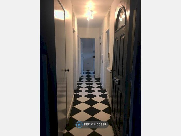 2 Bedroom Flat To Rent In Selden House, London, SE15