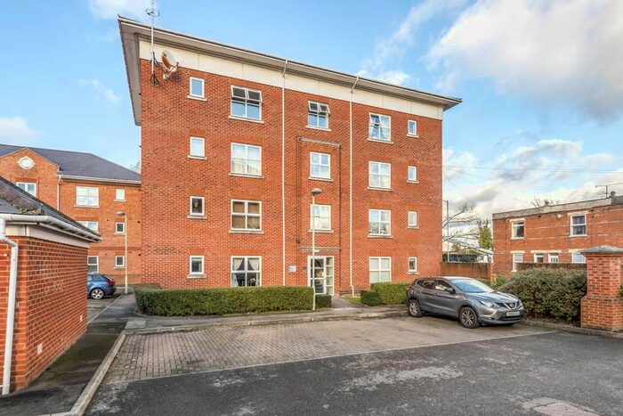 2 Bedroom Flat To Rent In Newbury, Berkshire, RG14