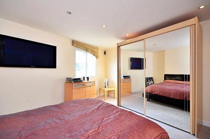 3 Bedroom Flat To Rent In Lavender Hill, Battersea, London, SW11