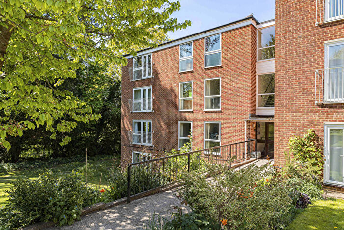 2 Bedroom Flat For Sale In Cheney Lane, Oxford, OX3