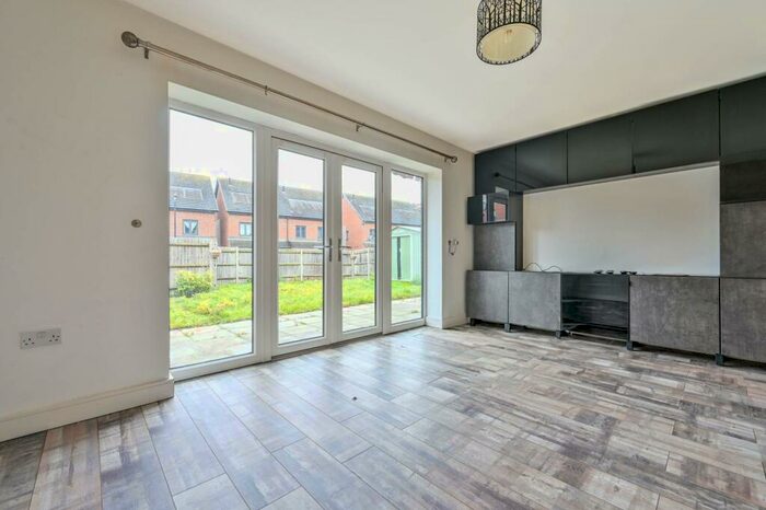 4 Bedroom End Of Terrace House To Rent In Woking, Surrey, , Woking, GU22