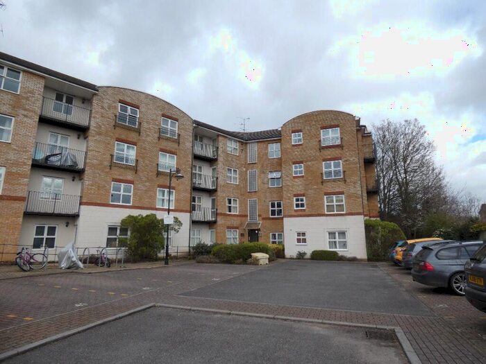 2 Bedroom Flat To Rent In Russell Road, Basingstoke, RG21