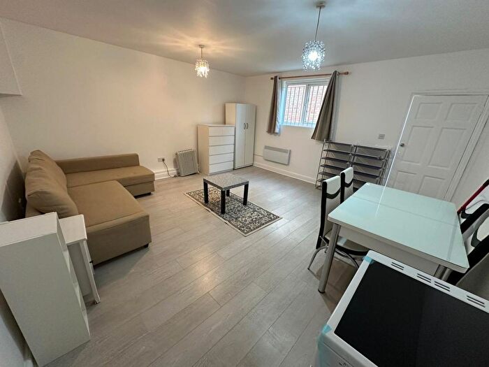 Studio To Rent In Green Lanes, London, N4