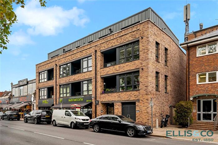 2 Bedroom Apartment For Sale In Ballards Lane, Finchley, N3
