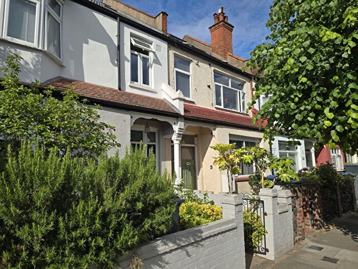2 Bedroom Flat To Rent In Links Road, Tooting, SW17