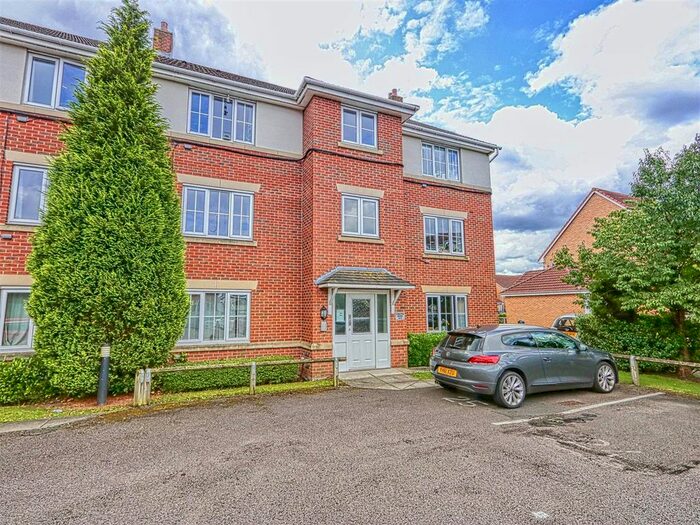 2 Bedroom Flat To Rent In Coniston House, Spinner Croft, Chesterfield, Derbyshire, S40