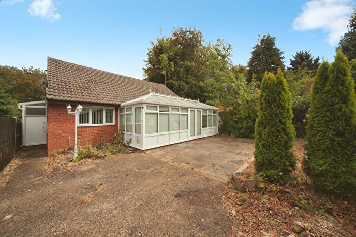 2 Bedroom Detached Bungalow For Sale In Beechwood Road, Luton, LU4
