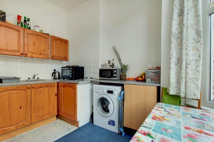 Studio To Rent In West Green Road, London, N15