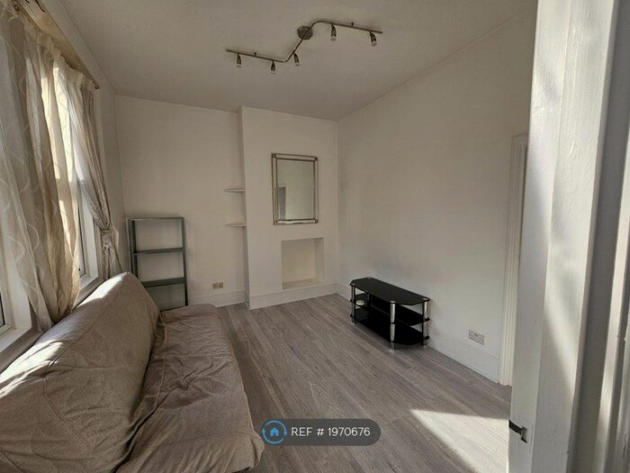 1 Bedroom Flat To Rent In Penge Road, London, SE25