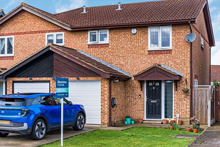 4 Bedroom Semi-Detached House For Sale In Foxhatch, Wickford, SS12