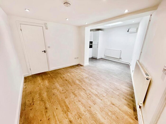 2 Bedroom Apartment To Rent In Wyndham Crescent, Cardiff, CF11