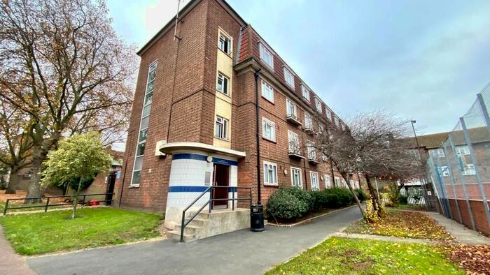 1 Bedroom Flat To Rent In Whiting Avenue, Barking, IG11