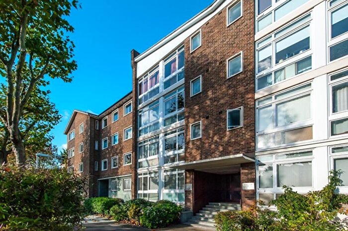 Apartment To Rent In Renfrew Road, London, Uk, SE11