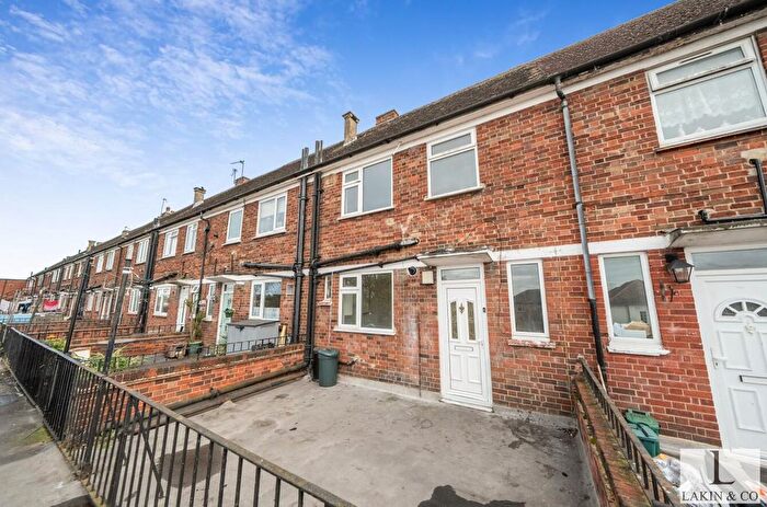 3 Bedroom Maisonette For Sale In Kingshill Avenue, Hayes, UB4