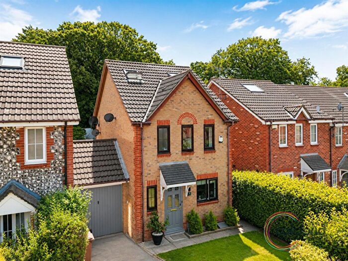 4 Bedroom Link Detached House For Sale In Victory Close, Chafford Hundred, RM16