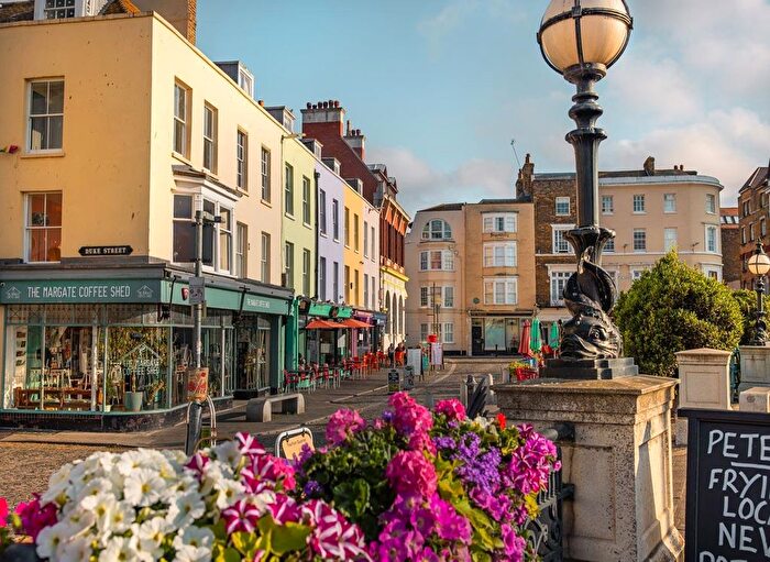 3 Bedroom Flat To Rent In The Parade, Margate, CT9