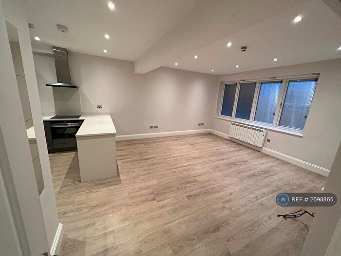 Studio To Rent In Green Lanes, London, N21