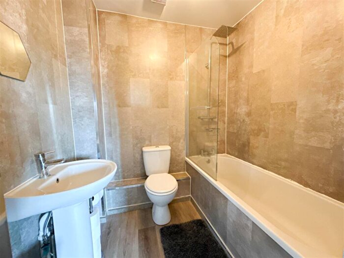 2 Bedroom Flat For Sale In Grebe Close, Dunston, Gateshead, NE11