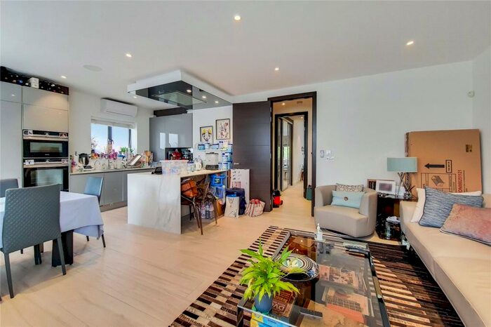 2 Bedroom Flat To Rent In Heathwood Court, Middleton Road, Golders Green, London, NW11