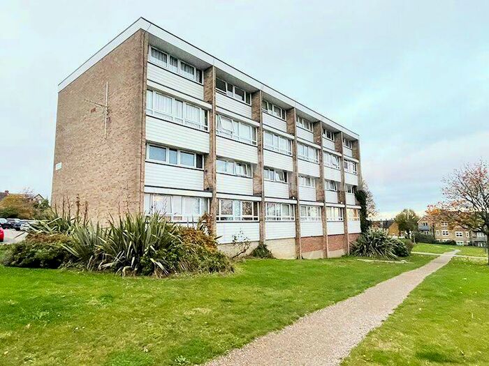 3 Bedroom Maisonette To Rent In Blossom Lane, Enfield, EN2