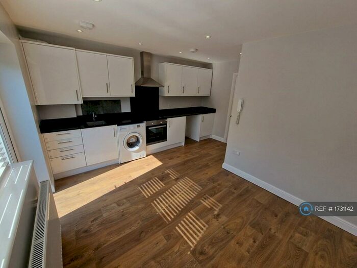2 Bedroom Flat To Rent In Uckfield Road, Enfield, EN3