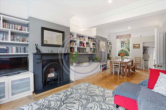 3 Bedroom Maisonette For Sale In Corinne Road, London, N19