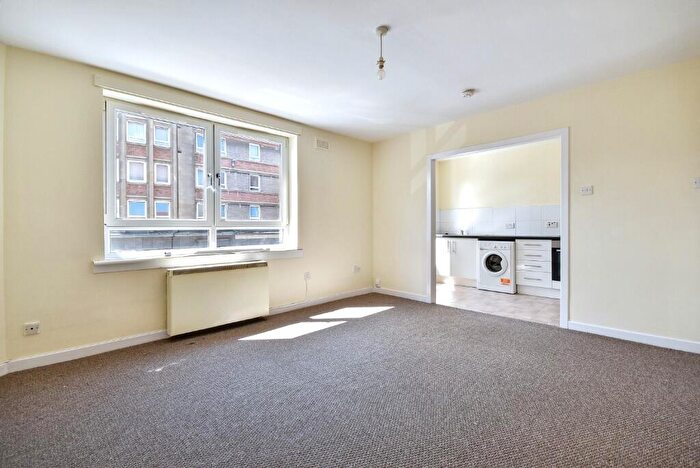 2 Bedroom Flat To Rent In Cathcart Street, Inverclyde, Greenock, PA15