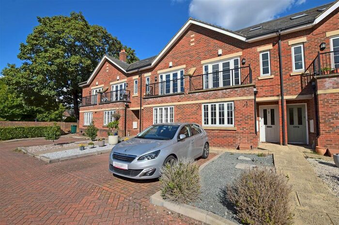 4 Bedroom Terraced House To Rent In Green Street, Sunbury-On-Thames, TW16