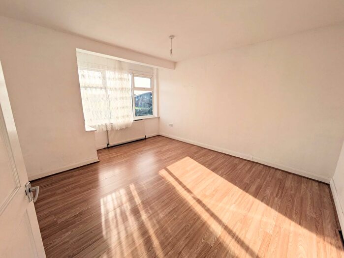 4 Bedroom Terraced House To Rent In Forest Road, Ilford, Essex, IG6